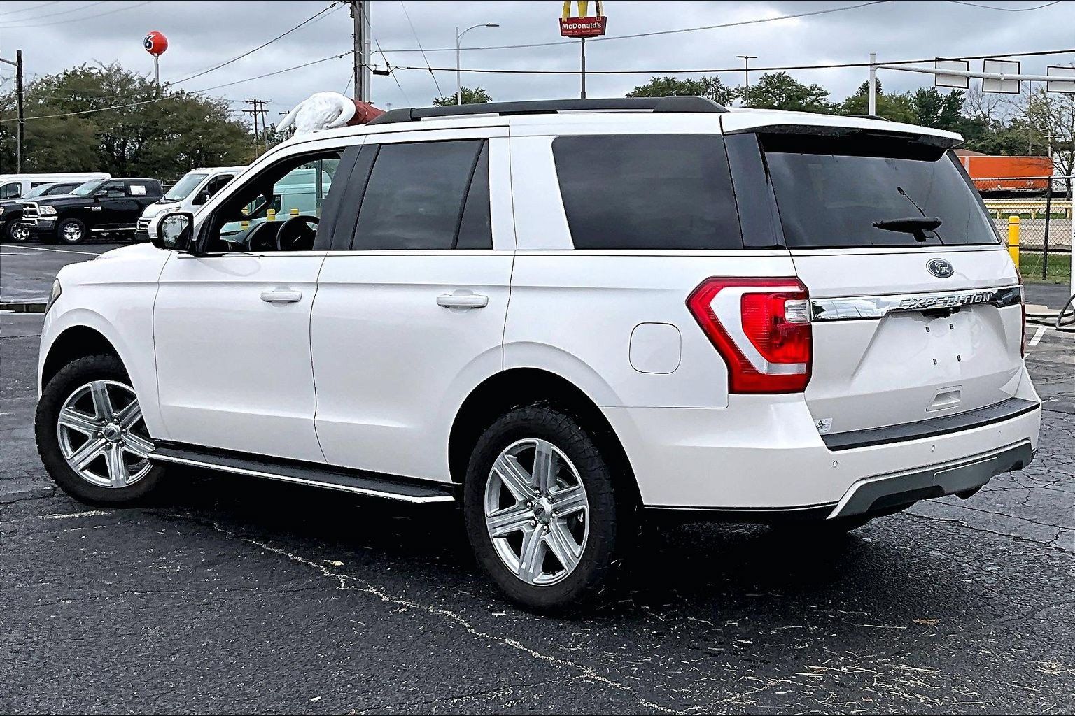 Used 2018 Ford Expedition XLT w/ Equipment Group 202A AWD/4WD image 6