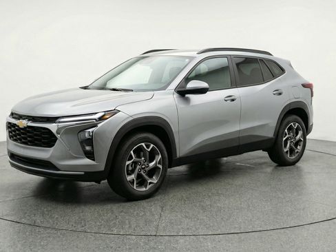 Used 2025 Chevrolet Trax LT FWD image 3
