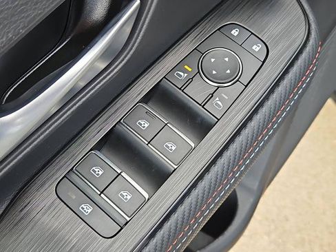 Certified 2025 Nissan Kicks SR FWD image 18