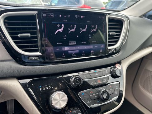 Used 2022 Chrysler Pacifica Touring-L FWD image 9