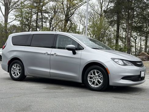 Used 2023 Chrysler Voyager LX FWD image 3
