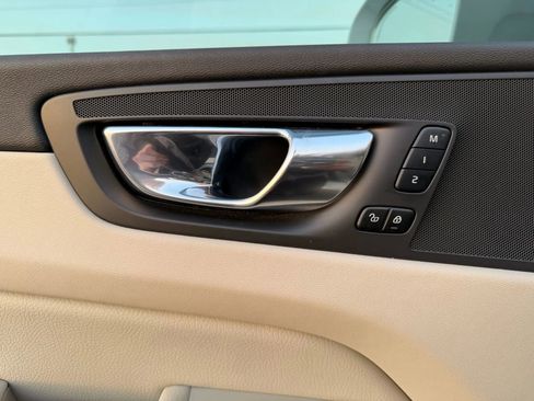 Used 2022 Volvo XC60 B5 Momentum image 11