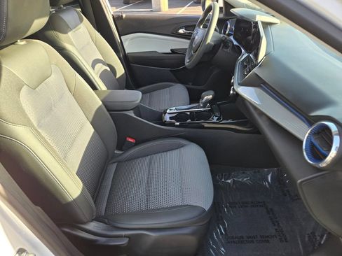 Used 2025 Chevrolet Trax LT FWD image 15