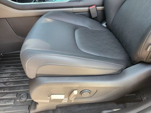 New 2026 Kia Carnival EX FWD image 21