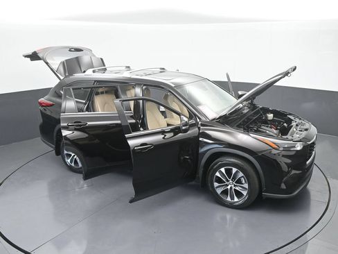 Used 2022 Toyota Highlander XLE FWD image 70