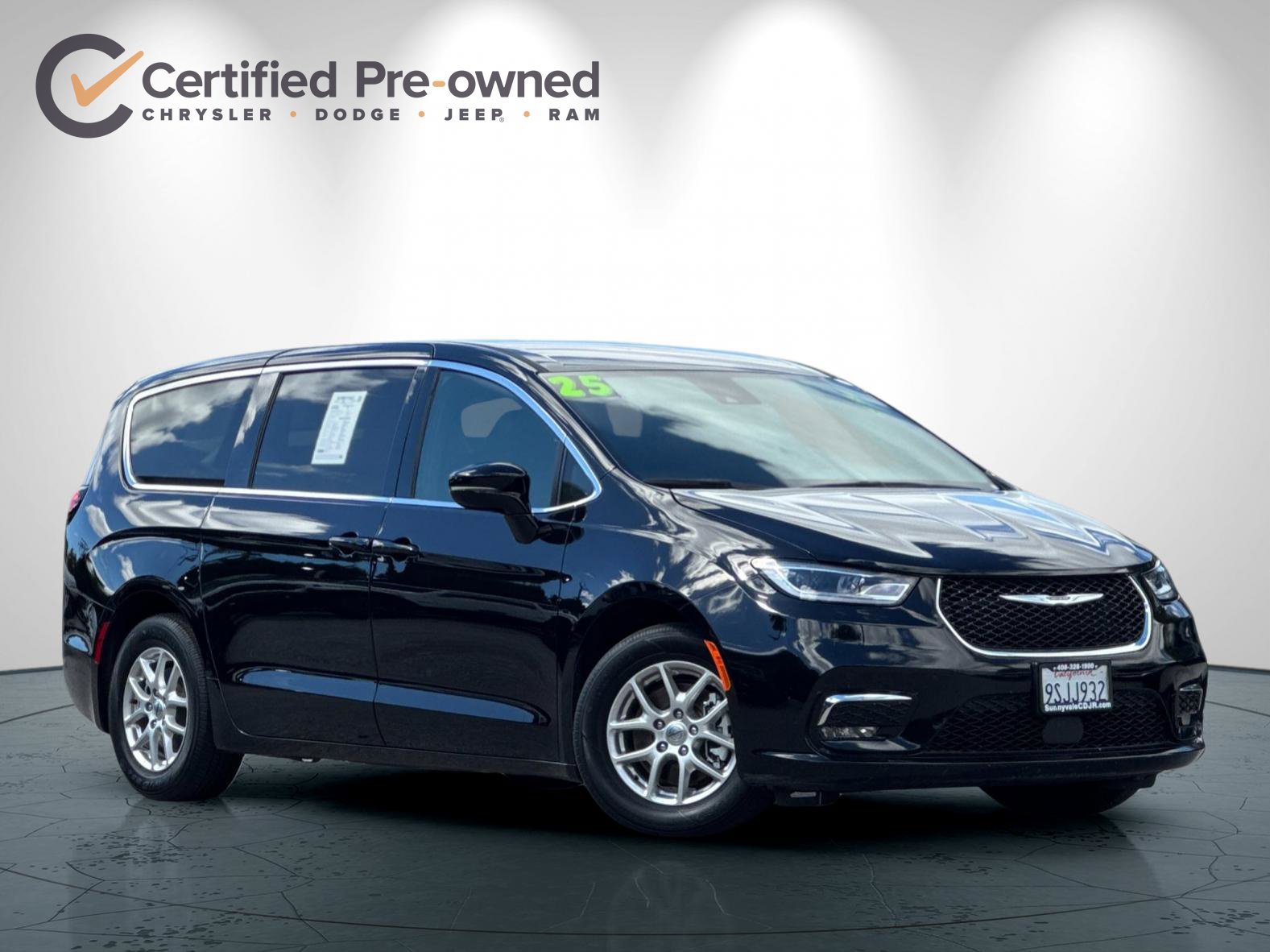 Certified 2025 Chrysler Pacifica Select FWD image 2