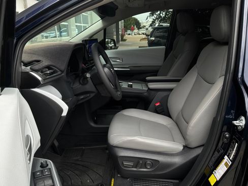 Used 2025 Toyota Sienna XLE FWD image 10