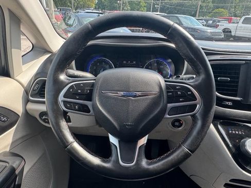 Used 2020 Chrysler Pacifica Touring-L FWD image 14