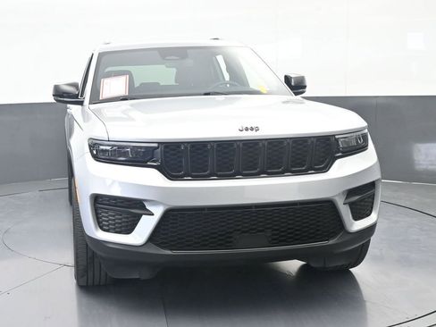 Used 2023 Jeep Grand Cherokee Altitude AWD/4WD image 4