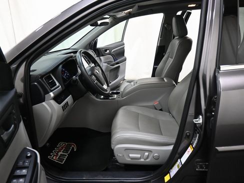Used 2019 Toyota Highlander Limited image 9