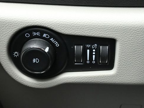 Certified 2024 Chrysler Pacifica Select image 19