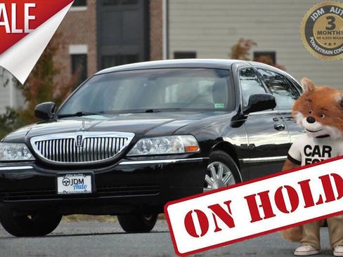 Used 2011 Lincoln Town Car Signature Limited image 1