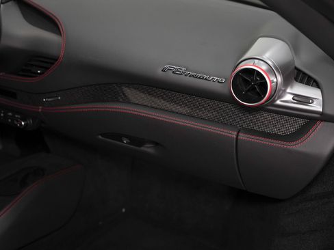 Used 2022 Ferrari F8 Tributo image 33