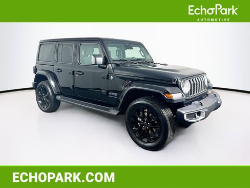 Used 2025 Jeep Wrangler Sahara image 1