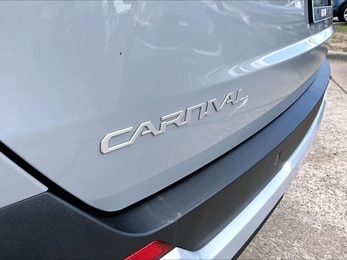 Used 2025 Kia Carnival EX image 30