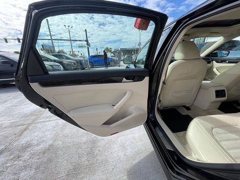 Used 2014 Volkswagen Passat 1.8T SEL Premium FWD image 7