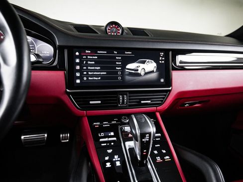 Certified 2022 Porsche Cayenne Turbo AWD/4WD image 19