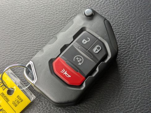 Used 2025 Jeep Wrangler Unlimited Sahara w/ Safety Group image 27