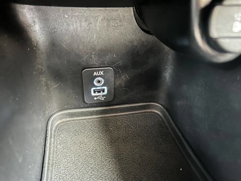 Used 2019 Dodge Journey SE FWD image 25