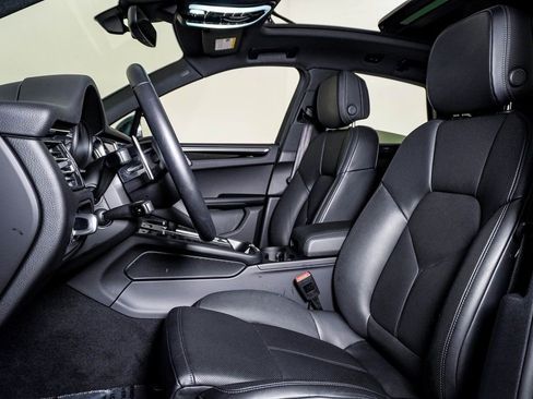 Certified 2025 Porsche Macan AWD/4WD image 5