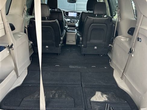 Used 2023 Chrysler Pacifica Limited image 13