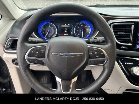 Used 2017 Chrysler Pacifica Touring image 26