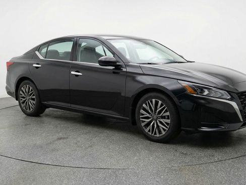 Used 2025 Nissan Altima 2.5 SV FWD image 1
