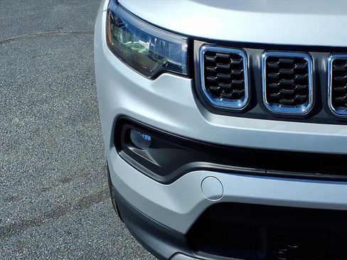 Used 2024 Jeep Compass Latitude image 11