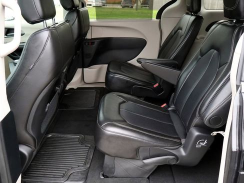 Used 2024 Chrysler Pacifica Touring-L FWD image 26