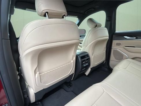 Used 2025 Jeep Grand Cherokee Limited AWD/4WD image 24