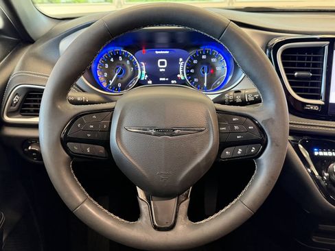 Used 2023 Chrysler Pacifica Touring-L w/ S Appearance Package AWD/4WD image 15