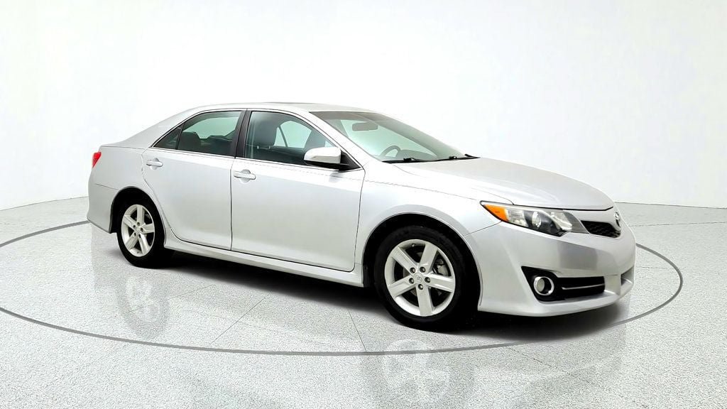 Used 2014 Toyota Camry SE FWD image 3