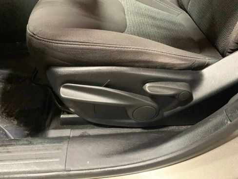 Used 2019 Jeep Cherokee Latitude w/ Popular Appearance Group image 9