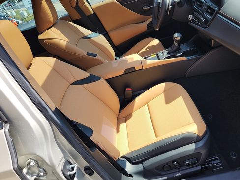 Used 2025 Lexus ES 300h w/ Premium Package image 31