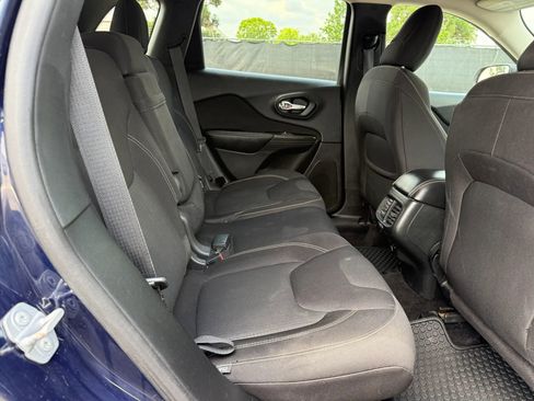 Used 2015 Jeep Cherokee Latitude w/ Cold Weather Group AWD/4WD image 20