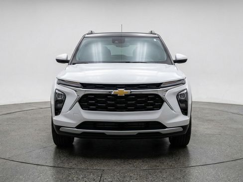 Used 2025 Chevrolet TrailBlazer LT image 2