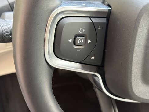 Certified 2023 Volvo XC40 B5 Plus AWD/4WD image 19