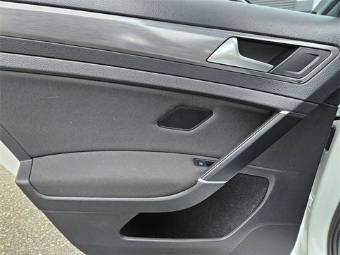 Used 2017 Volkswagen e-Golf SE w/ DC Fast Charging Package image 15