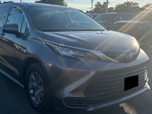 Used 2021 Toyota Sienna LE FWD image 3