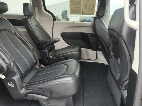 Used 2024 Chrysler Pacifica Touring-L FWD image 12