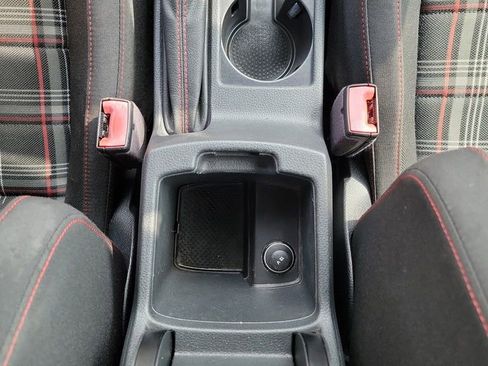 Used 2016 Volkswagen Golf S image 22