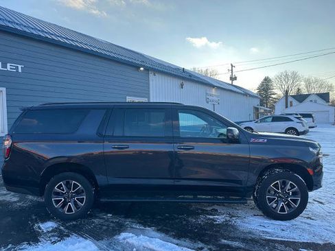Used 2022 Chevrolet Suburban Z71 w/ Luxury Package image 2