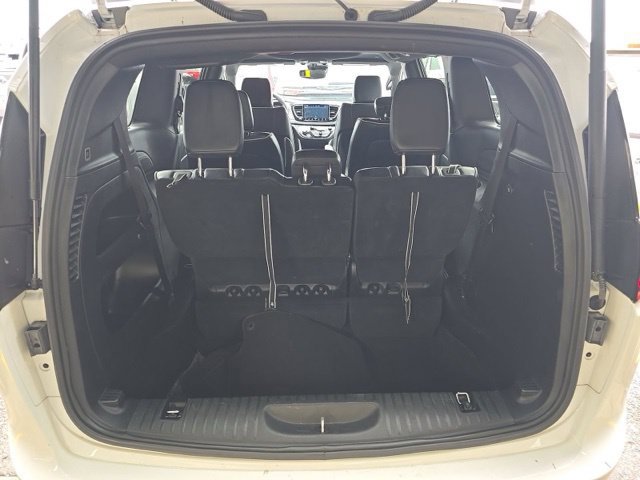 Used 2025 Chrysler Pacifica Limited FWD image 17