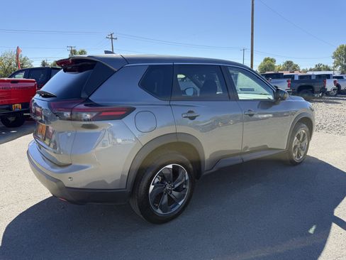 Used 2024 Nissan Rogue SV image 4