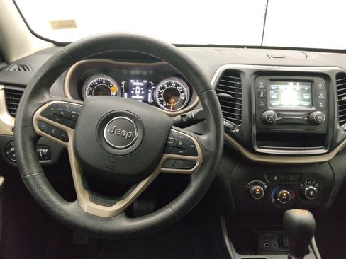 Used 2018 Jeep Cherokee Latitude FWD image 22