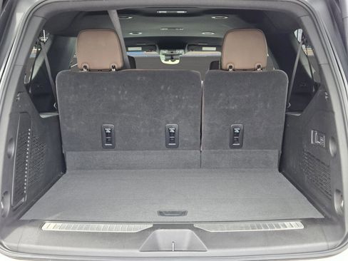 Used 2025 Chevrolet Suburban High Country RWD image 10