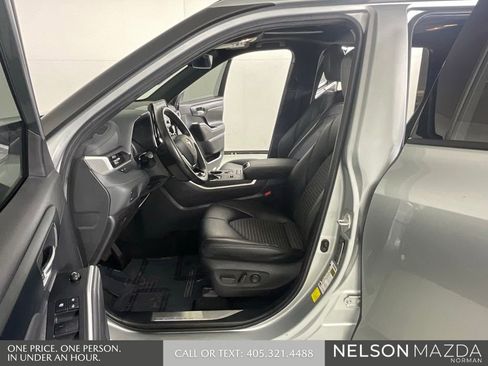 Used 2022 Toyota Highlander XSE FWD image 12