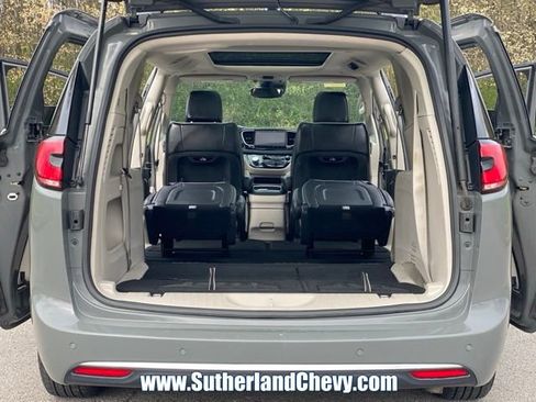 Used 2023 Chrysler Pacifica Limited image 45