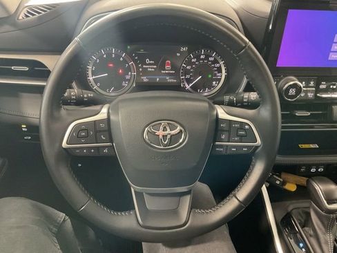 Used 2023 Toyota Highlander XLE image 13