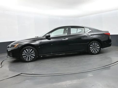Used 2025 Nissan Altima 2.5 SV FWD image 5